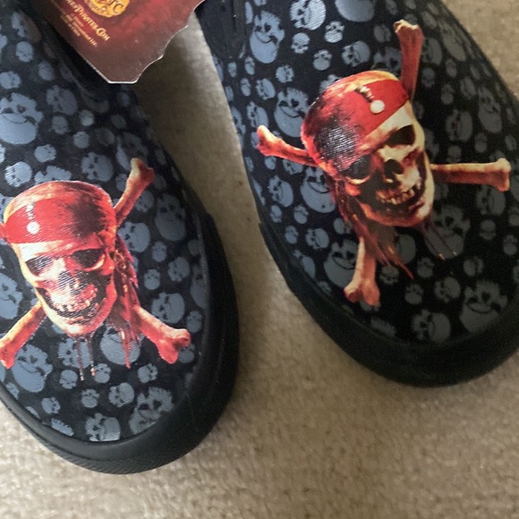 NWT Pirates of the Caribbean Black/Gray Slip on Sneakers - Picture 2 of 7